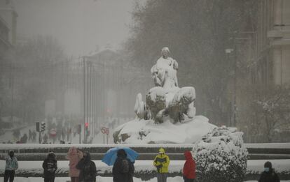 La fuente de Cibeles cubierta de nieve, con la Puerta de Alcalá al fondo, este sábado. Por la noche, el alcalde de la ciudad, José Luis Martínez-Almeida, pidió a la ministra de Defensa la intervención de la UME para desatascar algunas de las vías de acceso a Madrid.