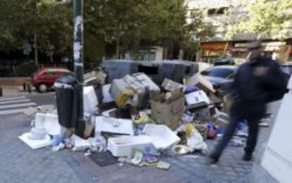 GRA031. MADRID, 14/11/2013.- Basura acumulada en la calle Bretón de los Herreros, cuando se cumple el décimo día de huelga de limpieza en la capital. La alcaldesa de Madrid, Ana Botella, ha advertido de que irá a la Fiscalía y asumirá los servicios mínimos si las concesionarias y los sindicatos no llegan a un acuerdo en 48 horas. EFE/Javier Lizón