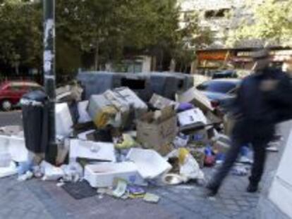 GRA031. MADRID, 14/11/2013.- Basura acumulada en la calle Bret&oacute;n de los Herreros, cuando se cumple el d&eacute;cimo d&iacute;a de huelga de limpieza en la capital. La alcaldesa de Madrid, Ana Botella, ha advertido de que ir&aacute; a la Fiscal&iacute;a y asumir&aacute; los servicios m&iacute;nimos si las concesionarias y los sindicatos no llegan a un acuerdo en 48 horas. EFE/Javier Liz&oacute;n