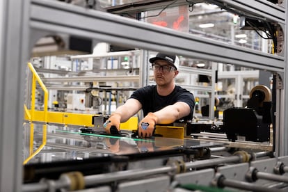 Un trabajador de una planta de paneles solares en Perrysburg (Ohio).