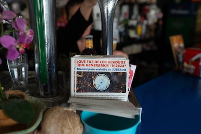 Folletos informativos en El Toral, el único bar de Juzbado (Salamanca).