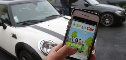 Una persona utiliza la aplicaci&oacute;n de BlaBlaCar.