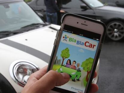 Una persona utiliza la aplicaci&oacute;n de BlaBlaCar.