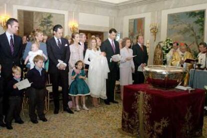 La familia real, durante la ceremonia del bautismo, oficiada por el cardenal Rouco Varela en el palacio de la Zarzuela.