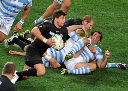 El inglés Ben Youngs se lanza a por el ensayo durante el primer partido del Mundial, contra Argentina.