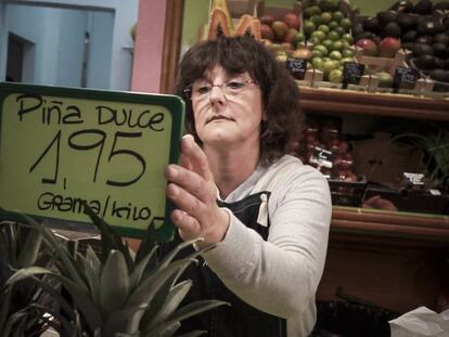 Una frutería en Santa Coloma donde se usa la nueva moneda local.