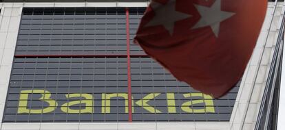 Una bandera de la comunidad madrile&ntilde;a  ondea ante la sede de Bankia en Madrid. EFE/Archivo