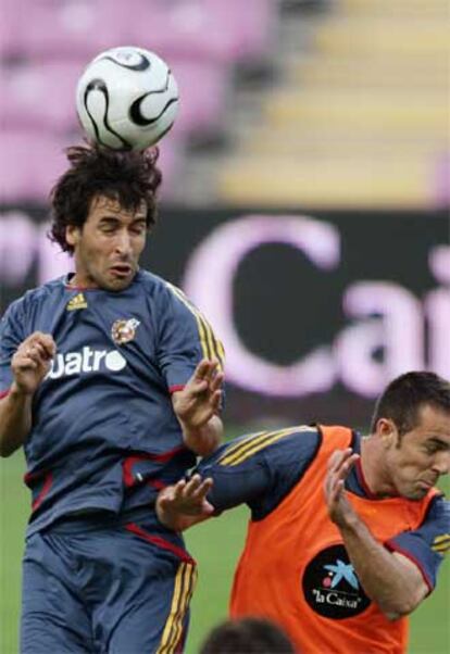 Raúl cabecea un balón que también disputa Marchena en el entrenamiento de ayer en Ginebra.