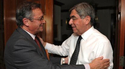 Óscar Arias (derecha) y Juan Pablo de Laiglesia hablan el viernes sobre el acuerdo Centroamérica-UE