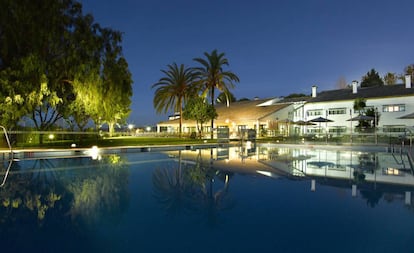 Piscina exterior del parador de Antequera (Málaga).