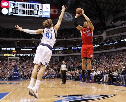 Nowitzki trata de taponar el lanzamiento de Griffin.