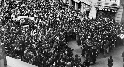 Una multitud acompa&ntilde;a el f&eacute;retro de uno de los trabajadores fallecidos, en el entierro celebrado en Vitoria el 5 de marzo de 1976.