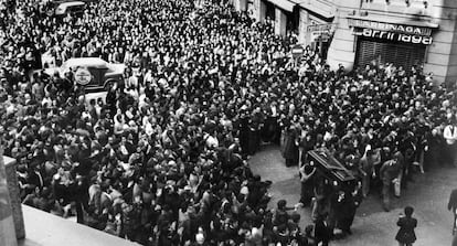 Una multitud acompaña el féretro de uno de los trabajadores fallecidos, en el entierro celebrado en Vitoria el 5 de marzo de 1976.