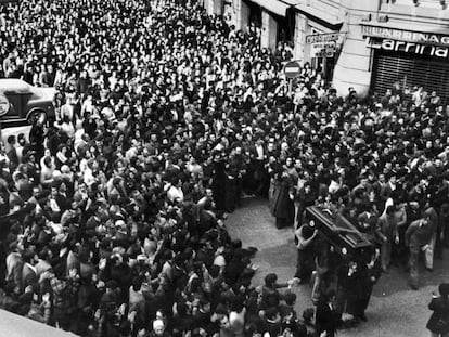 Una multitud acompa&ntilde;a el f&eacute;retro de uno de los trabajadores fallecidos, en el entierro celebrado en Vitoria el 5 de marzo de 1976.
