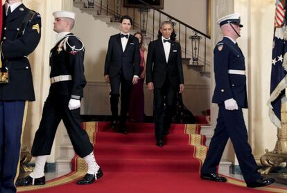 El presidente de Estados Unidos, Barack Obama camina con el primer ministro de Canada Justine Trudeau antes de que dé inicio la cena.