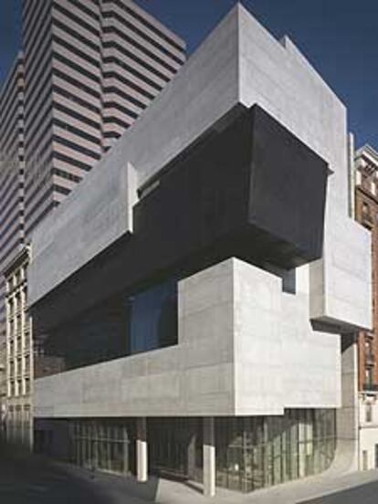 El Centro de Arte Contemporáneo Rosenthal, en Cincinnati, primera obra americana de Hadid.
Interior del edificio. La escalera atraviesa el vacío central.