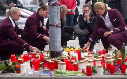 Empleadas de la aerolnea alemana Germanwings encienden velas en memoria de sus compa?eros fallecidos en el accidente areo, en Colonia (Alemania).