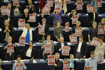 Un grupo de eurodiputados muestra carteles contra las expulsiones de gitanos en Francia.