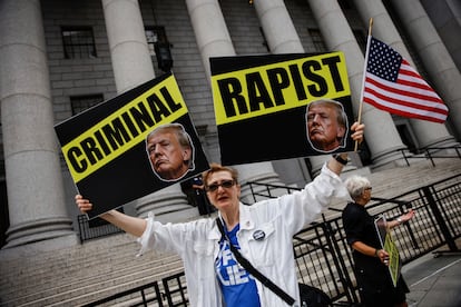 Manifestantes protestan contra Donald Trump frente al Tribunal Federal de Nueva York, en septiembre de 2024.