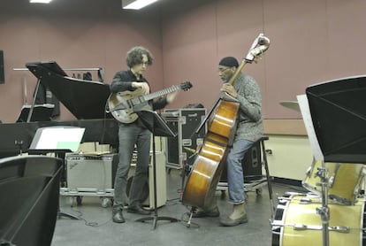 Óscar Peñas, a la izquierda, ensaya junto al contrabajista Ron Carter.