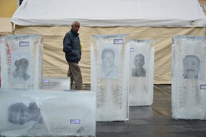 Un hombre camina entre carteles con las fotografías de los periodistas asesinados en Veracruz, durante una protesta frente al Palacio de Gobierno, en Veracruz.