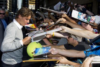 Rafa Nadal firma autógrafos antes de su entrevista en la CBS.