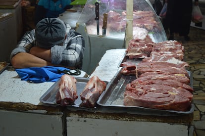 Puesto de carne de caballo en el Chorsu Bazar en la capital de Uzbekistán.