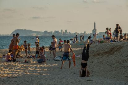 Decenas de personas disfrutan en una de las playas de Barcelona este viernes.