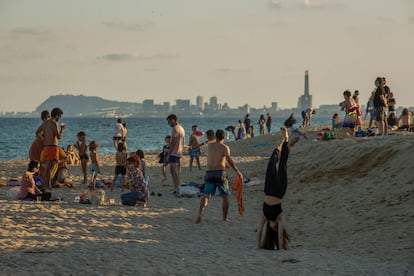 Decenas de personas disfrutan en una de las playas de Barcelona este viernes.