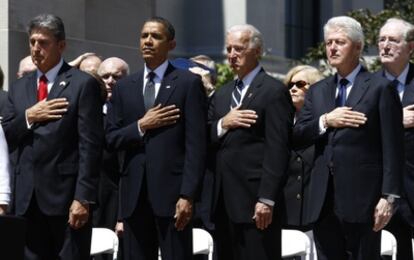 El presidente de EE UU, Barack Obama, acompañado del vicepresidente, Joe Biden, el ex mandatario, Bill Clinton, y el senador Jay Rockefeller.