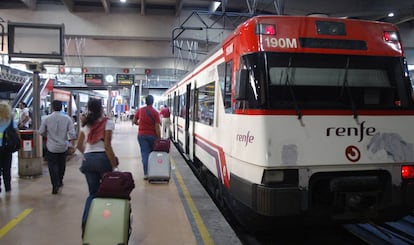 Tren de Cercanías de Renfe en uno de los andenes de la estación madrileña de Atocha.
