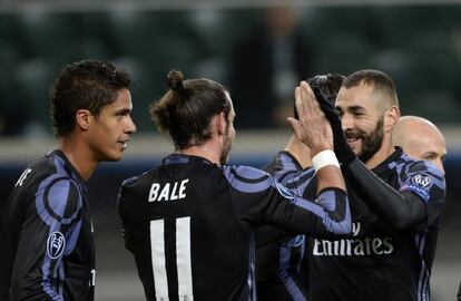 Karim Benzema (derecha) celebra el segundo gol del Real Madrid con sus compañeros.