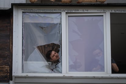 A resident cleans the damage caused in his home after a Russian attack in kyiv, this Sunday. 