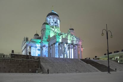 La catedral luterana de Helsinki, iluminada en una noche de invierno.