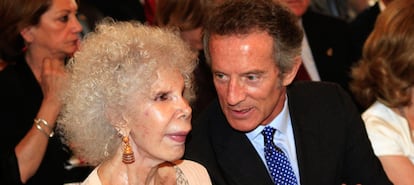 La duquesa de Alba junto a su novio, Alfonso Díez, en una imagen de junio de 2011