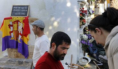 Desde las nueve de la mañana del lunes los voluntarios están trabajando en la fosa de Gerena, mientras familiares de las víctimas van a mostrarles su apoyo