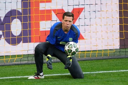 Szczesny, en el último entrenamiento del Barcelona en el campo del Borussia Dortmund.