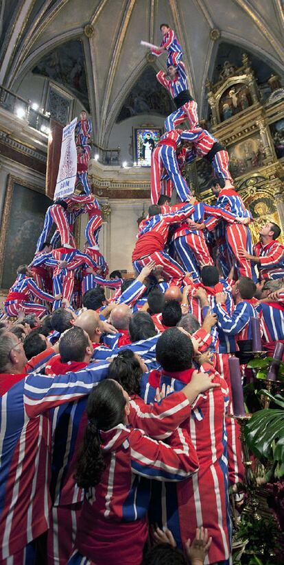 La Muixeranga d&#39;Algemesí, ayer, dentro de la basílica de Sant Jaume.