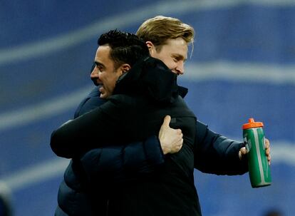 Xavi abraza a De Jong.