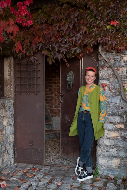 En la puerta de entrada posa la estilista y empresaria Daiana Giorgi, que, tras trabajar en marcas como Prada, tiene hoy su propia firma, llamada Frida, que comercializa diseños singulares y vintage.