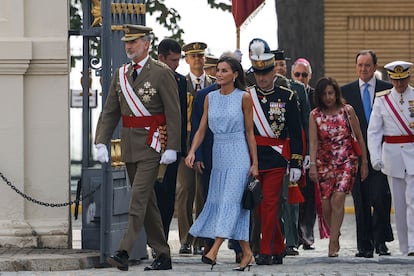 Les reyes Felipe y Letizia a su llegada al acto: él con uniforme de capitán general del Ejército de Tierra y ella con vestido de & Me Unlimited.