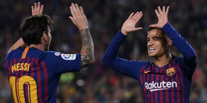 Lionel Messi del C Barcelona celebra con Phillippe Coutinho un gol durante el partido del FC Barcelona y el Sevilla FC