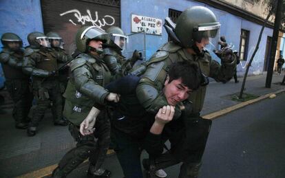 Policías reducen a un manifestante durante la protesta.