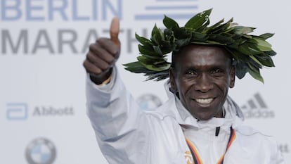 Kipchoge, en el podio.