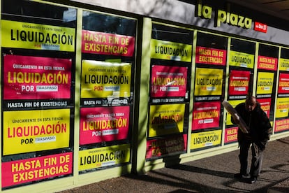 Una de las tiendas La Plaza de Dia, en Madrid, con los carteles de liquidación.