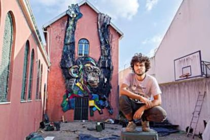 Bordalo II, delante de su taller.