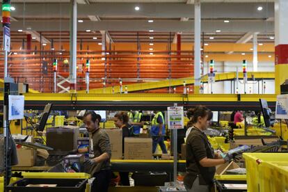 Empleados de Amazon preparan pedidos. De las 10.000 ofertas que se lanzarán desde el 14 al 28 de noviembre, el 40% son de pequeños negocios nacionales que usan Amazon para llegar a todo el mundo.