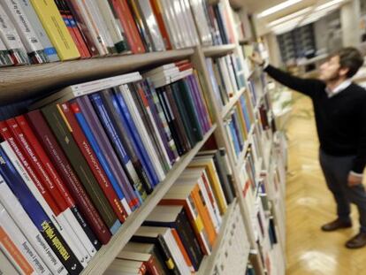 Librer&iacute;a de la UNE y el CSIC, en Madrid.