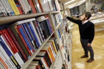 Librer&iacute;a de la UNE y el CSIC, en Madrid.