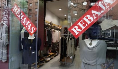 Sendos carteles de rebajas en un comercio.